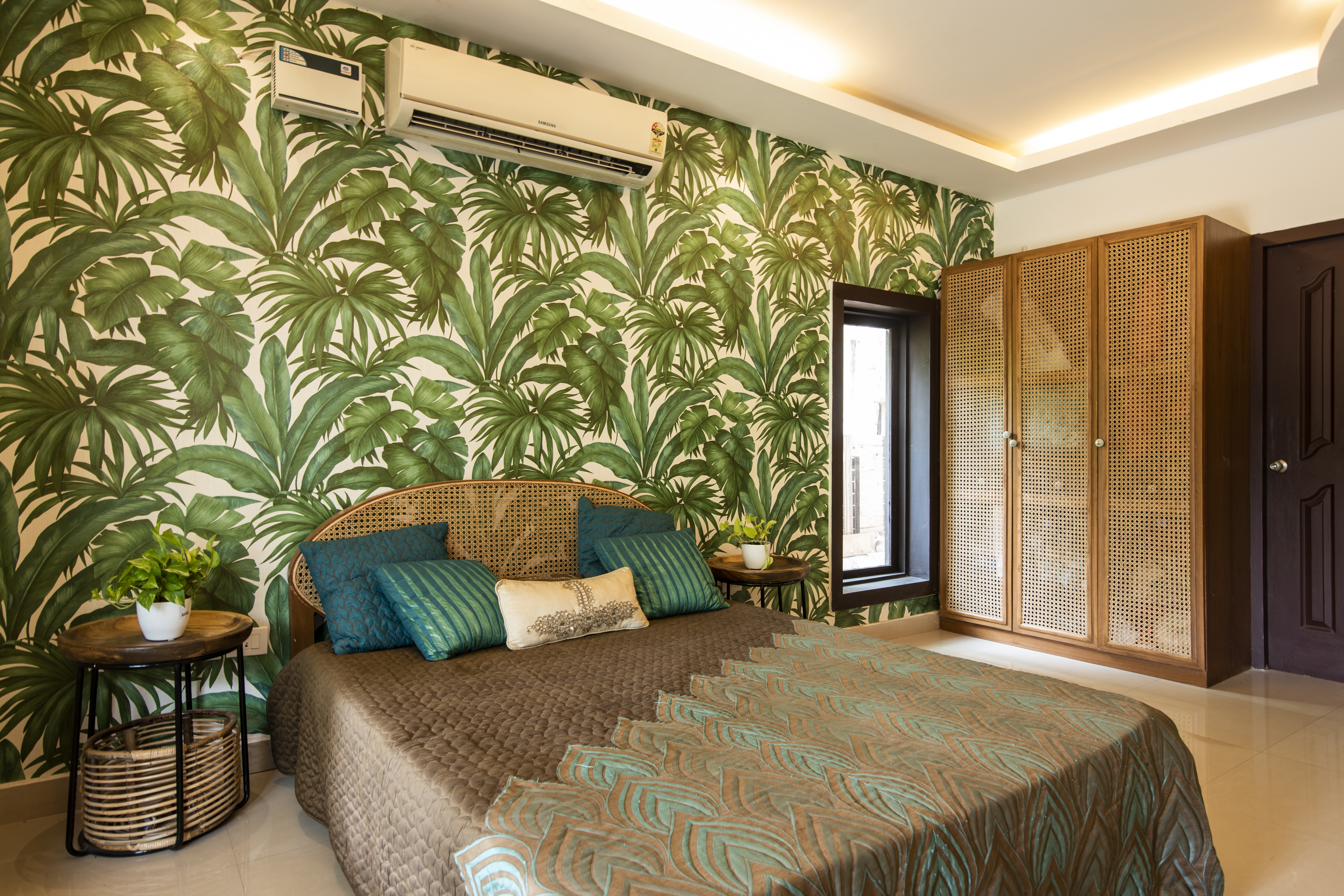 TROPICAL BEACH HOUSE